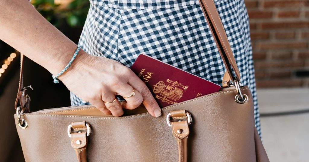 detalle pasaporte español en bolso