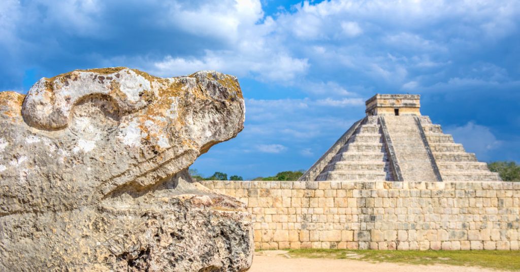 Ruinas mayas en Chichen Itzá. Esta imagen se utiliza para ilustrar una entrada sobre las ruinas mayas más famosas de la Riviera Maya.