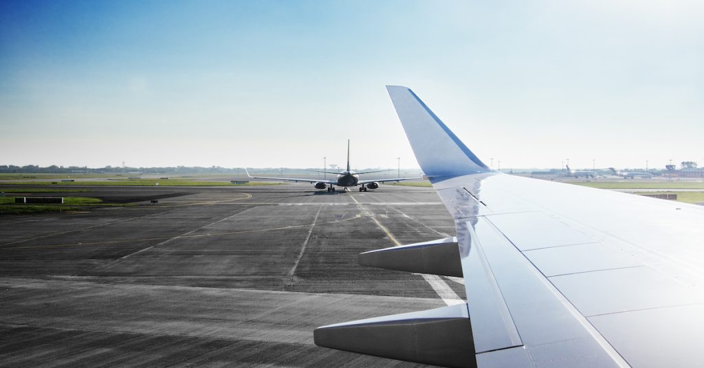 avión en pista de despegue