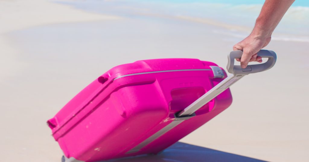 hombre con colorida maleta en una de las playas de Punta Cana