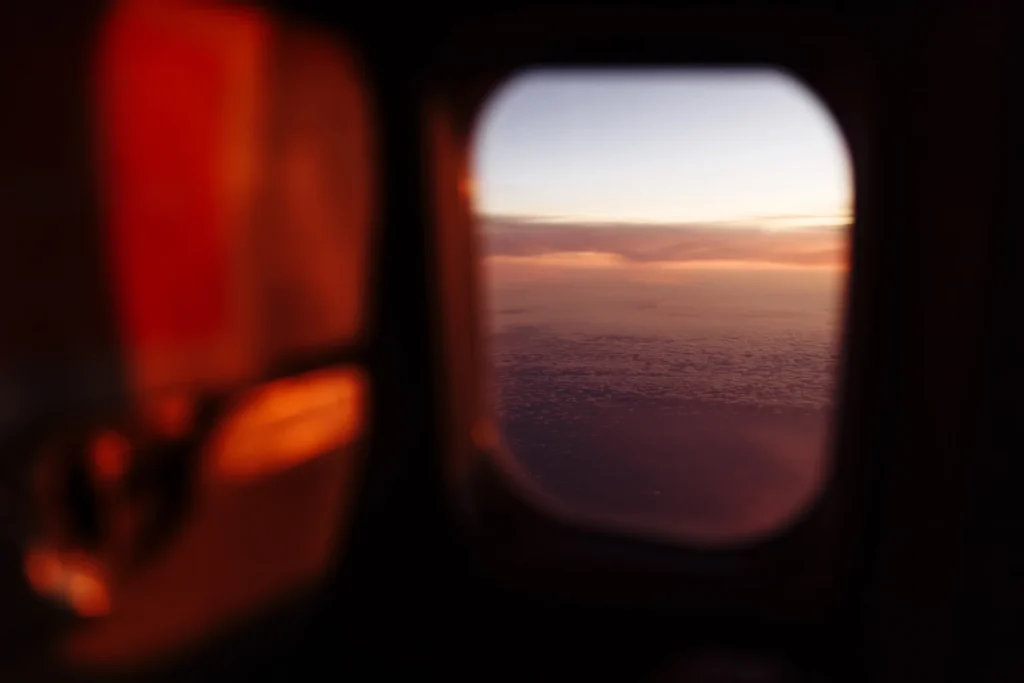 Vistas del mar desde el interior de un avión.