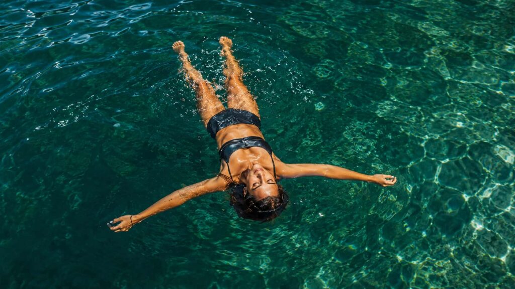 Mujer flotando en cenote
