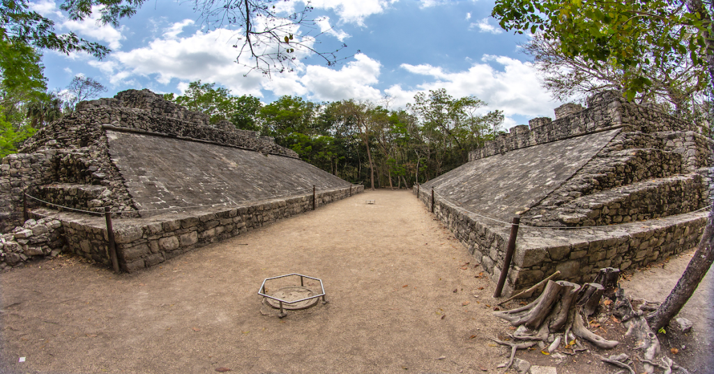 vista aérea de la cancha del juego de la pelota en la zona arqueológica de Cobá