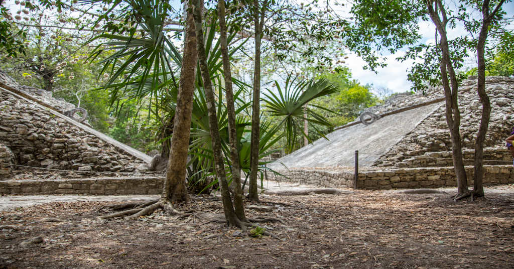 detalle de la cancha del juego de la pelota en las ruinas mayas de Cobá