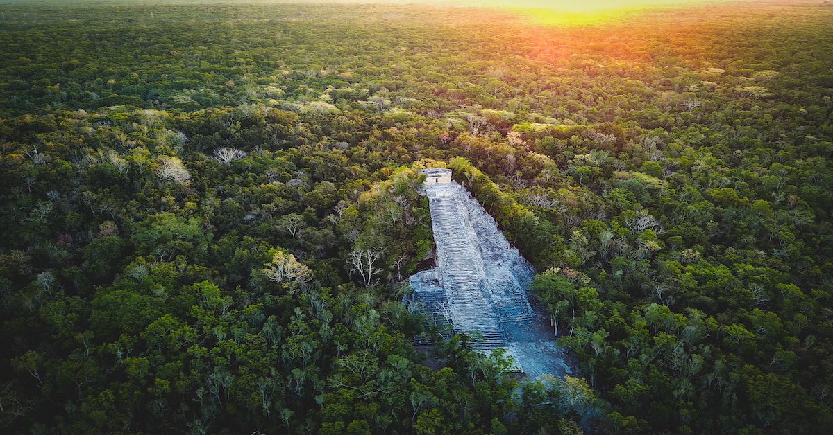 vista áerea sobre las ruinas de la Pirámide de Cobá