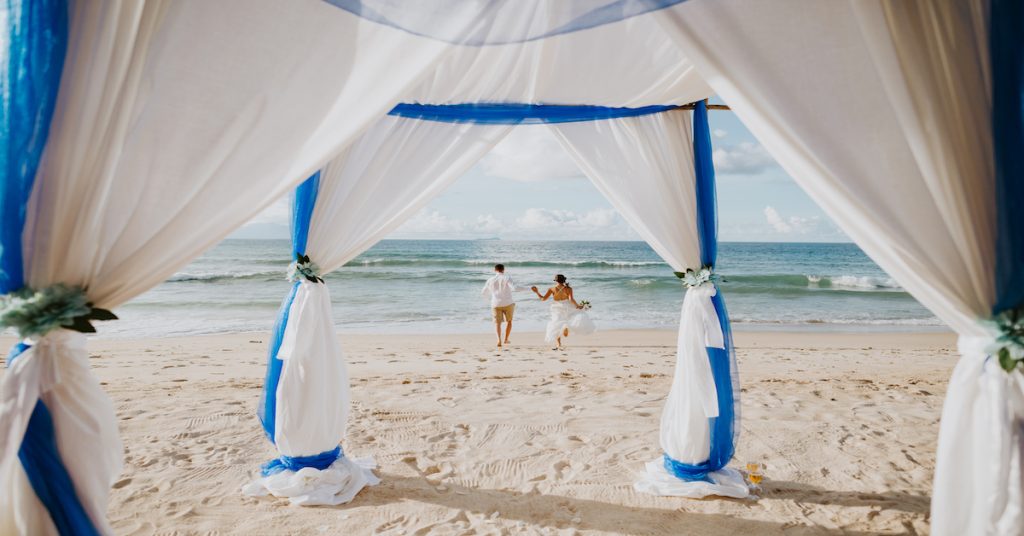 novios en una playa de punta Cana