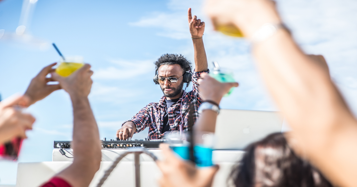 dj pinchando en una fiesta en la playa en Riviera Maya