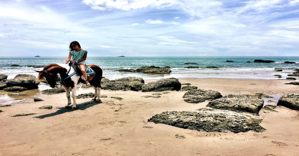 mujer disfrutando de un paseo a caballo por Punta Cana, una actividad apta para un viaje con niños