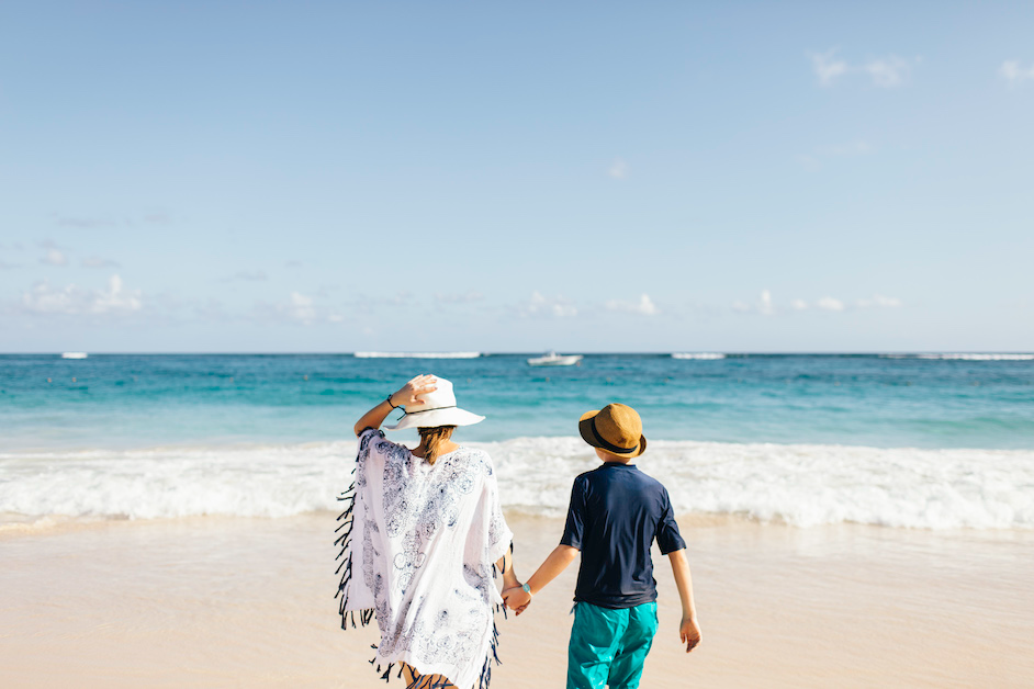 madre e hijo disfrutando de las maravillosas playas de Punta Cana en su viaje en familia