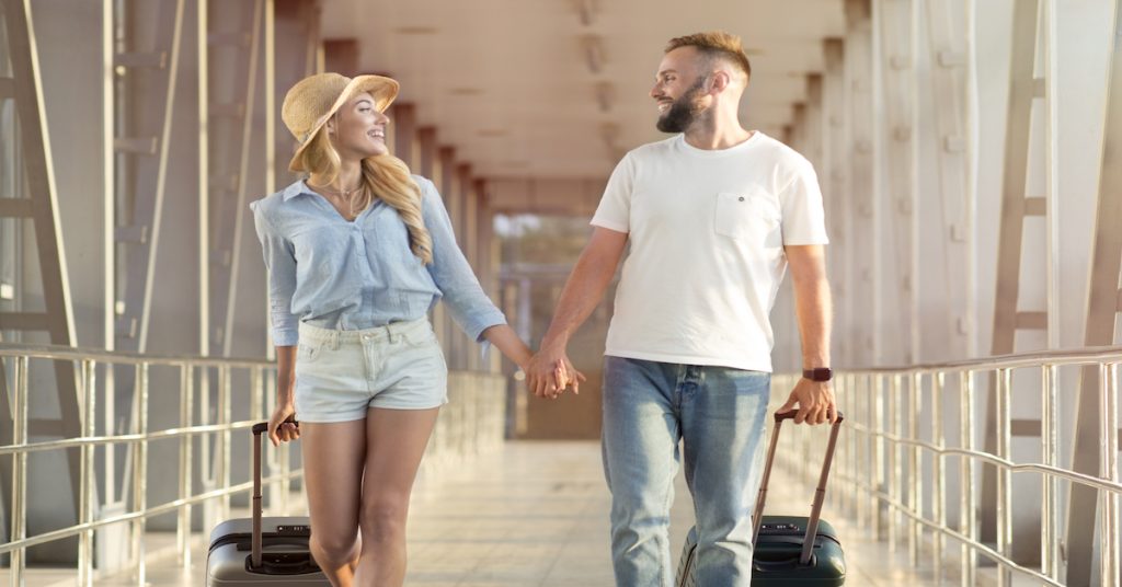 pareja de recién casados viajando para disfrutar su luna de miel
