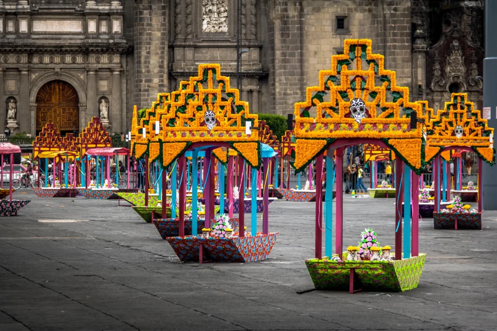 Zócalo mexicano decorado en el Día de Muertos con diferentes altares.