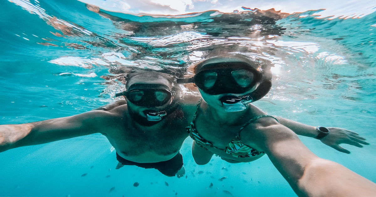 pareja practicando snorkel