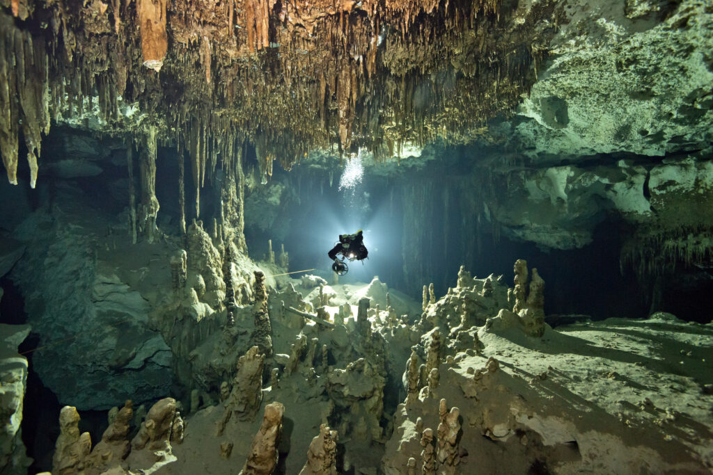 Buceador en el cenote Dos Ojos de Tulum, México.