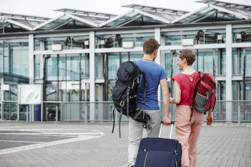 Pareja de mochileros en el aeropuerto