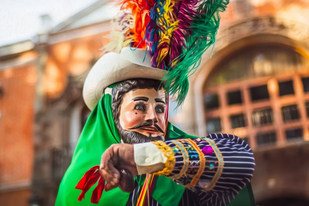 Hombre con máscara y disfraz tradicional durante un desfile en el carnaval en México.