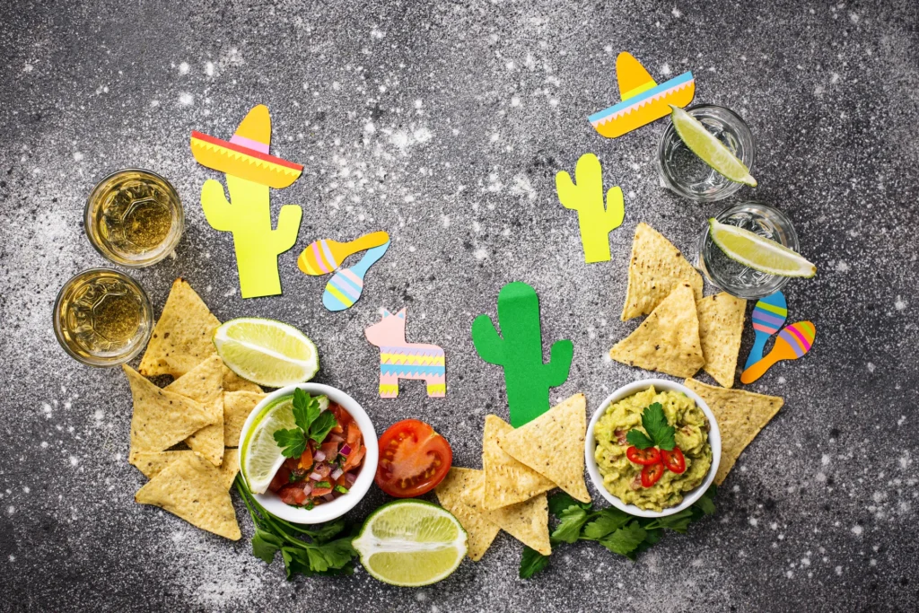 Guacamole, nachos y tequila, comida típica en el carnaval en México.