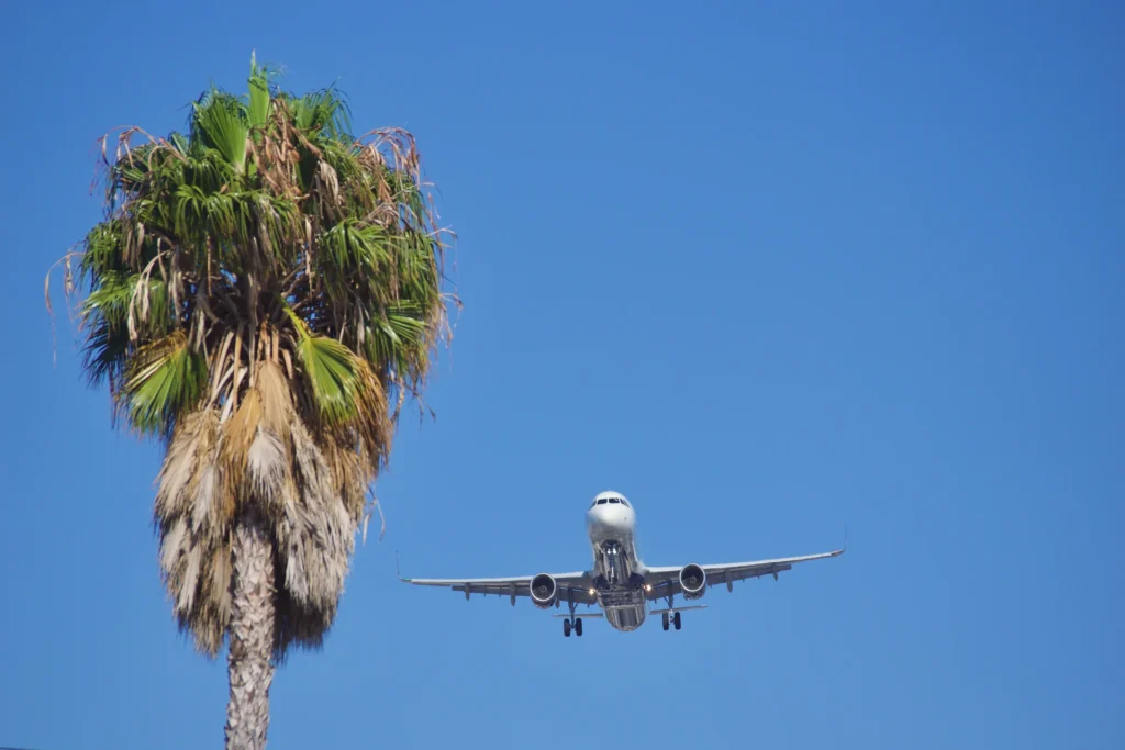 Avión sobrevolando el cielo azul mexicano.