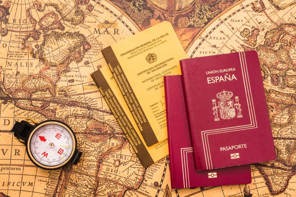 Pasaportes de España sobre un mapa.