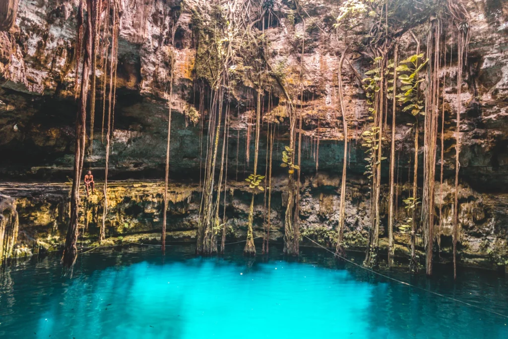 hombre mirando cenote