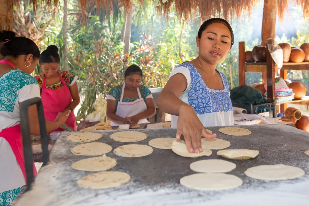 Mujeres cocinando en parque Tankah