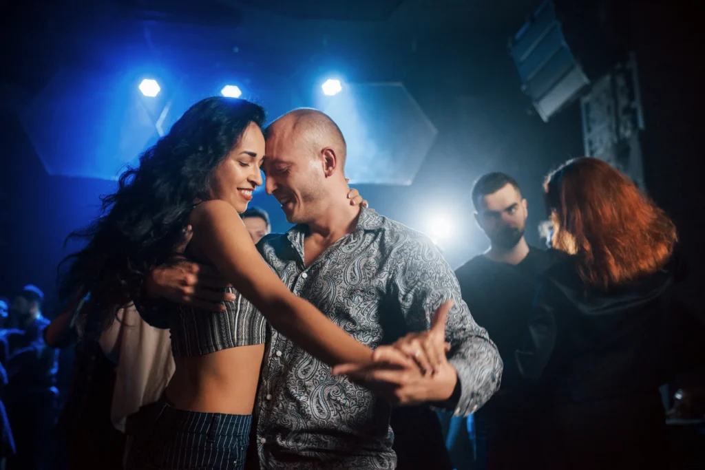 pareja bailando agarrados