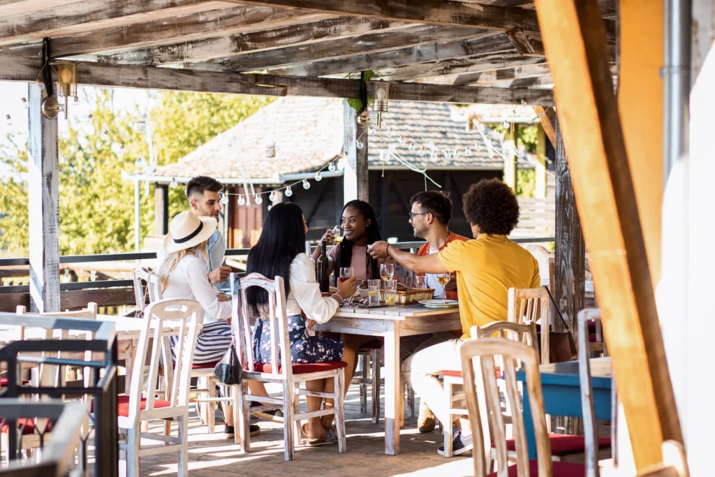 Grupo de amigos reunidos para comer