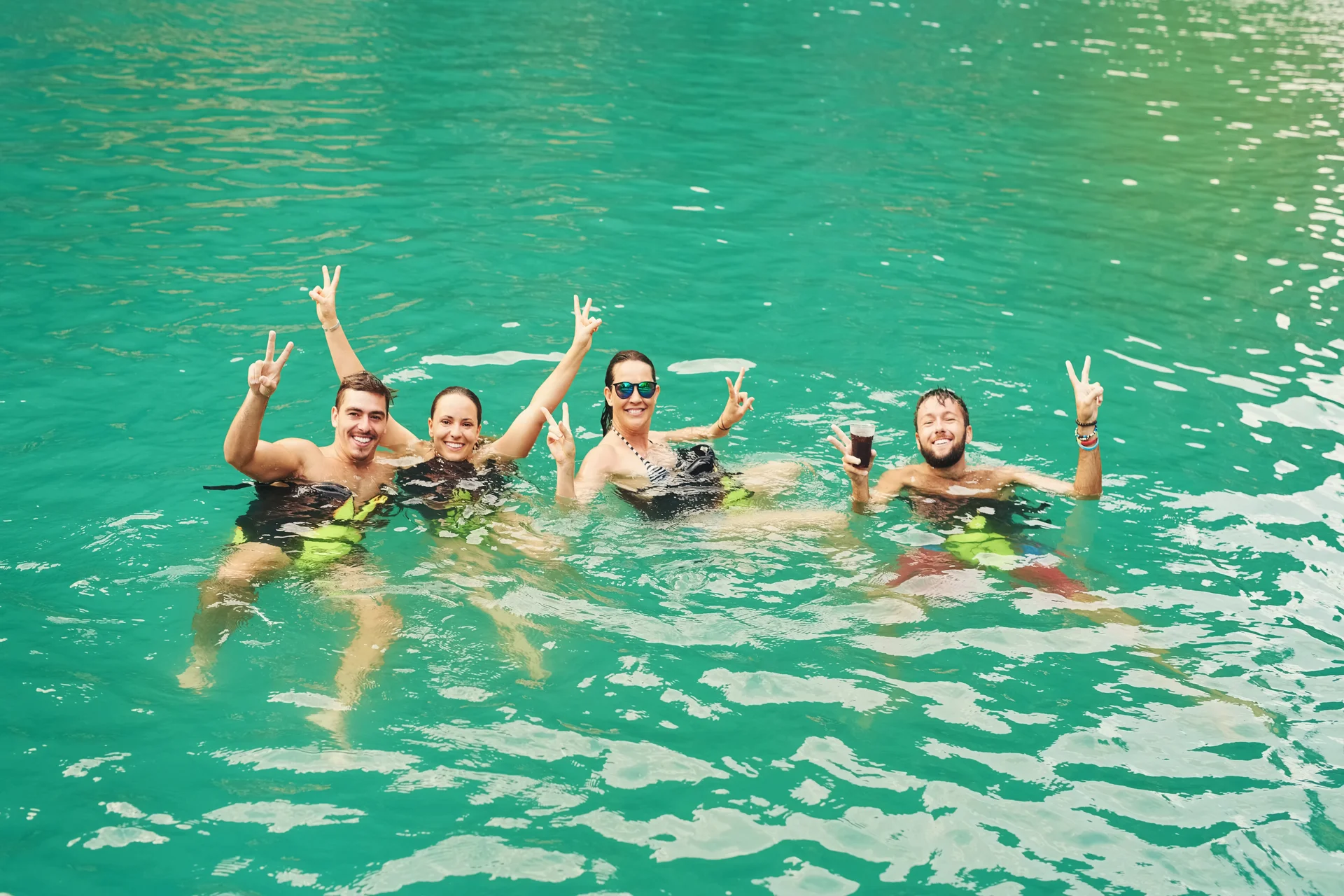 Personas bañándose Personas bañándose