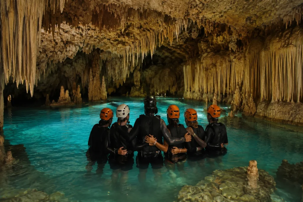 Grupo de gente en Río Secreto de Riviera Maya